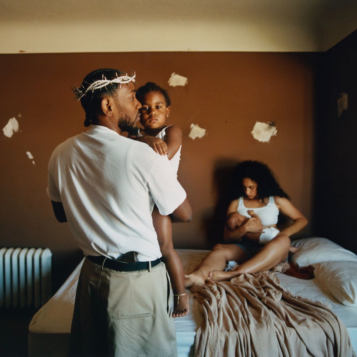 XXL's tweet photo. 🆕 Stream @kendricklamar's new double album Mr. Morale &amp; The Big Steppers NOW

The Pulitzer Prize-winning rhymer drops 18 new tracks, boasting guest appearances from @GhostfaceKillah, @KodakBlack1k, @babykeem, @BLXST and more

LISTEN: https://t.co/ElWJILMkDj https://t.co/33z4asH1M8