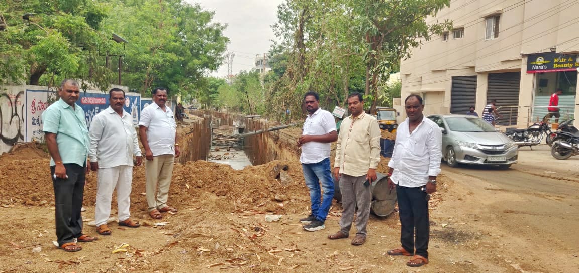 KUR_BRS's tweet photo. గౌరవ ఎమ్మెల్యే మైనంపల్లి హనుమంతరావు అన్న గారి సూచనల మేరకు,
యాప్రాల్లోని రిజిస్ట్రేషన్ కాలనీలో జరుగుతున్న బాక్స్ డ్రైనేజీ పనులను కాంట్రాక్టర్ తో కల్సి పరిశీలించడం జరిగింది.
#kothapally #Mynampally #kothapallymeenaupendarreddy #136divisioncorporator #Neredmet https://t.co/t9GoGYzxio