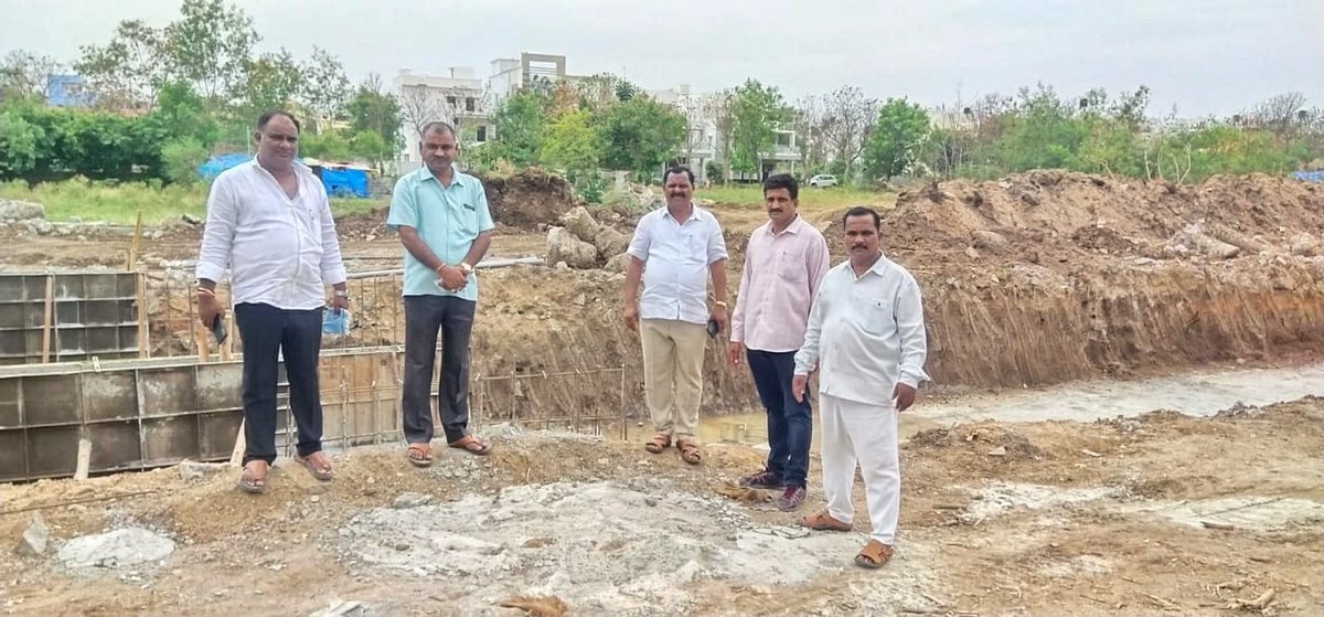 KUR_BRS's tweet photo. గౌరవ ఎమ్మెల్యే మైనంపల్లి హనుమంతరావు అన్న గారి సూచనల మేరకు,
యాప్రాల్లోని రిజిస్ట్రేషన్ కాలనీలో జరుగుతున్న బాక్స్ డ్రైనేజీ పనులను కాంట్రాక్టర్ తో కల్సి పరిశీలించడం జరిగింది.
#kothapally #Mynampally #kothapallymeenaupendarreddy #136divisioncorporator #Neredmet https://t.co/t9GoGYzxio