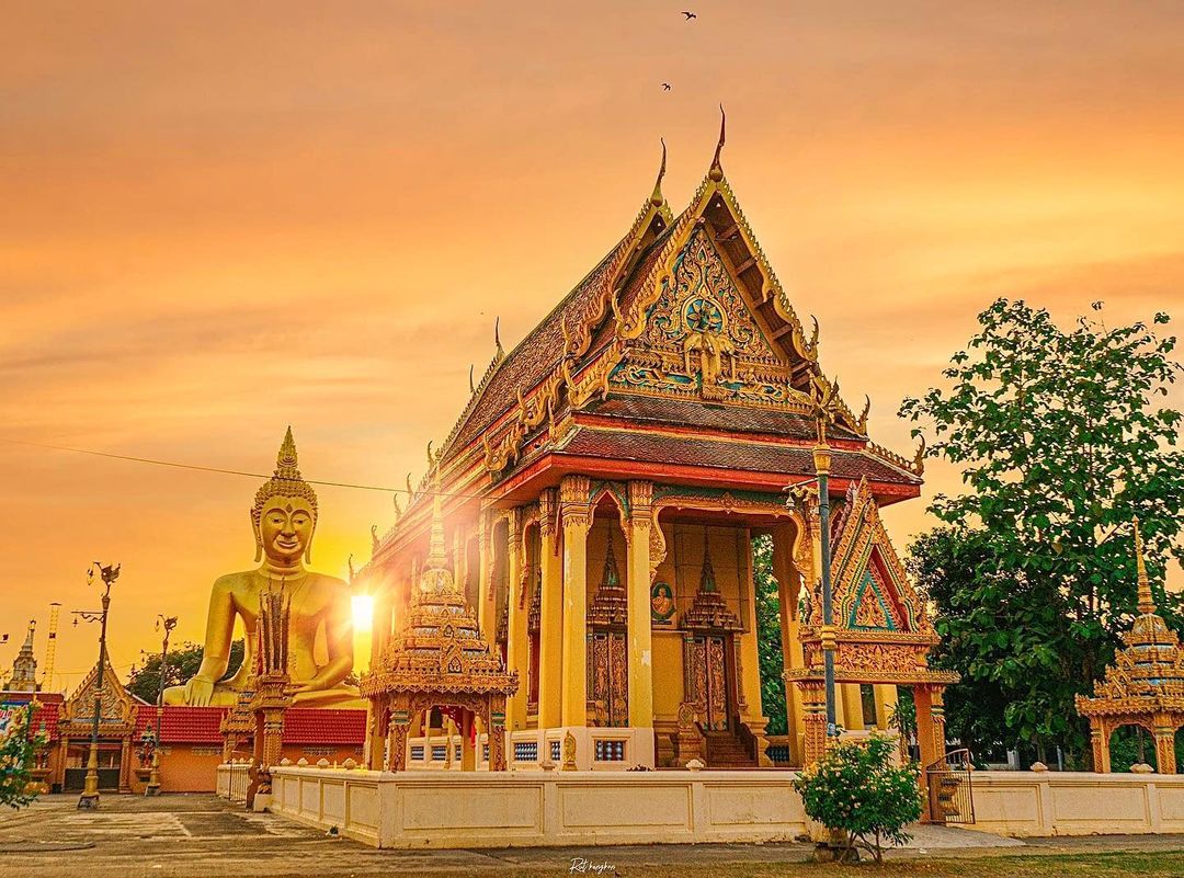 Un moment magique au #temple de Wat Theva Prasat, situé dans la province de #Phichit. Il s'agit d'un temple exceptionnel qui abrite une grande image de #Bouddha, à ne pas manquer lors de votre séjour!

📸: @rut_bangbon