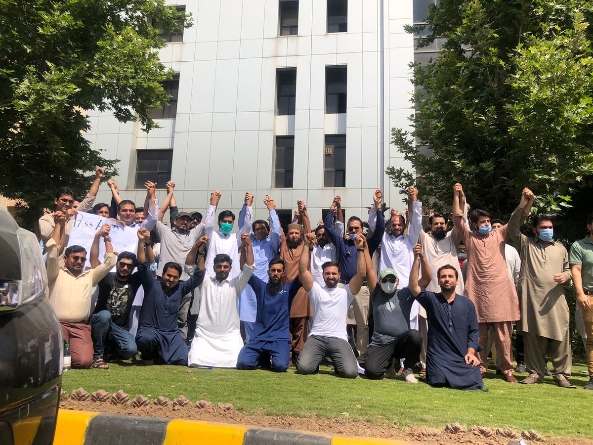 FMGs_Official's tweet photo. جمعہ کا مبارک دن اور فارن میڈیکل گریجویٹس اسٹرائیک پر

آج @pmc_org کےسامنے فارن میڈیکل گریجویٹس کا پر امن احتجاج

جب تک ہمیں اپنا حق نہ ملے اور فارن میڈیکل گریجویٹس کےساتھ انصاف کا بول بالا نہ ہوگا ہمارا احتجاج جاری رہےگا : شرکاء

@A_Qadir_Patel
@dcislamabad

#InjusticeWithFMGs https://t.co/4yHSoxZcND