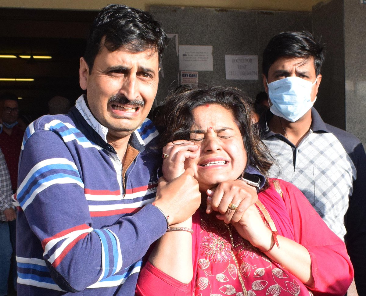 DrAnjal98249651's tweet photo. Heart wrenching pictures of family of #RahulBhat who was shot dead by terrorists in Tehsil office in Chadora, Budgam. 

Stop #Genocide #KashmiriPandits .
#KashmiriPandit https://t.co/zIenXKLWcq