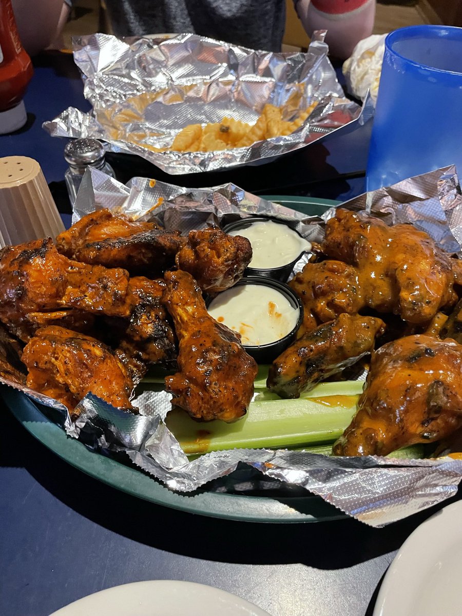 MLWULKAN's tweet photo. Best Wings in Buffalo hands down @altonbrown @FiftyDeuce #doubledips @GuyFieri you need to visit https://t.co/UgrHODAt0i