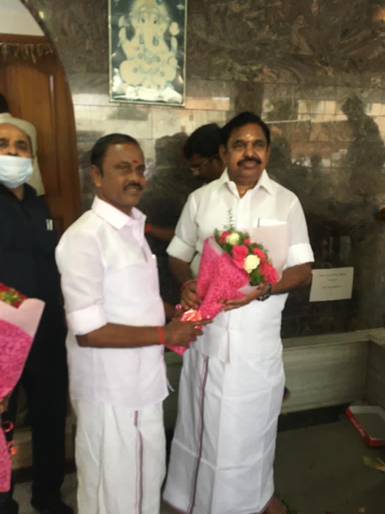 OfficeofminSSR's tweet photo. மாண்புமிகு சட்டமன்ற எதிர்க்கட்சித் தலைவர் கழக இணை ஒருங்கிணைப்பாளர் முன்னாள் முதலமைச்சர் அண்ணன் எடப்பாடி கே. பழனிச்சாமி @EPSTamilNadu அவர்களை நேரில் சந்தித்து பிறந்த நாள் வாழ்த்துக்களை தெரிவித்துக் கொண்டேன் 🙏
@AIADMKOfficial https://t.co/qmr0cXNg9D