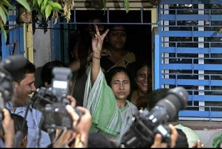 BombagorerRani's tweet image. তখন আমার ১১ বছর..ক্লাস ফাইভ..বাবা জেঠু তৃণমূল সাপোর্টার তাই সকলেই টিভির সামনে বসেছিল..একটু একটু করে আশা জাগছিল আর আমি বাবার মুখের দিকে তাকাচ্ছিলাম..সেই থেকেই ভালোলাগা শুরু..মনে আছে বড়দের সঙ্গে ওইটুকু বয়সে দিদির পক্ষে তর্ক জুড়ে দিতাম..দিদি শুধু রাজনীতিবিদ নন,দিদি আমাদের emotion