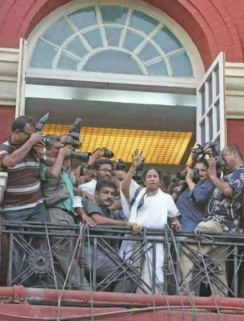 BombagorerRani's tweet image. তখন আমার ১১ বছর..ক্লাস ফাইভ..বাবা জেঠু তৃণমূল সাপোর্টার তাই সকলেই টিভির সামনে বসেছিল..একটু একটু করে আশা জাগছিল আর আমি বাবার মুখের দিকে তাকাচ্ছিলাম..সেই থেকেই ভালোলাগা শুরু..মনে আছে বড়দের সঙ্গে ওইটুকু বয়সে দিদির পক্ষে তর্ক জুড়ে দিতাম..দিদি শুধু রাজনীতিবিদ নন,দিদি আমাদের emotion