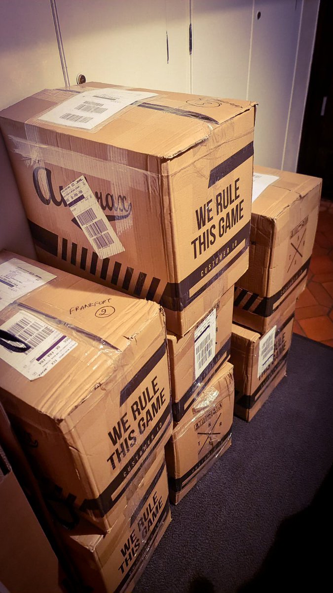 Na, wer weiß, was gestern Abend in diesen Kisten angekommen ist? 😎 #Theseasoncanstart #letsgo #universe #surprisepackage