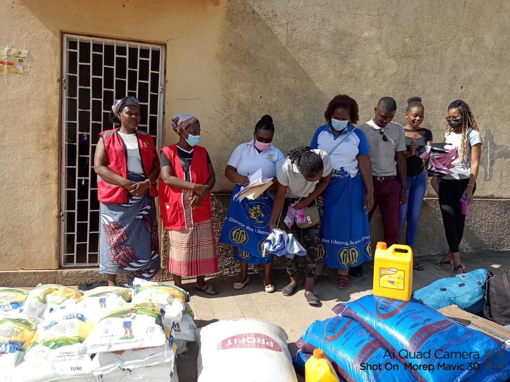 OurCofELike's tweet photo. In January, #CycloneAna meant thousands lost their homes in Tete, #Mozambique. We came to help at the stadium where people gathered. Now some are living in Chimbonde, a resettlement area. Soon we will take maize, beans, rice &amp; supplies for 270 families living there. https://t.co/DvDJfO9xV5