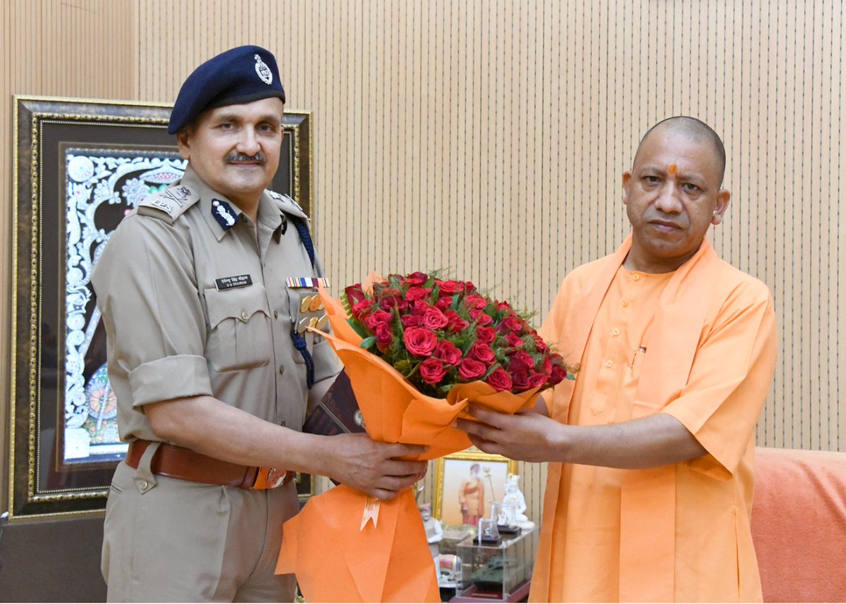 Dgp का प्रभार लेने के बाद की तस्वीर। यूं तो रोज सुबह शाम मिलते थे,पर कल बात कुछ और थी आज बात कुछ और है। 
ये वाले <a href="/dgpup/">DGP UP</a> कुछ अलग होंगे। सबकी कुंडली पता है इनको, कौन करोड़ों का सट्टा खिलवा रहा और माल बरामदगी में कट मार रहा।