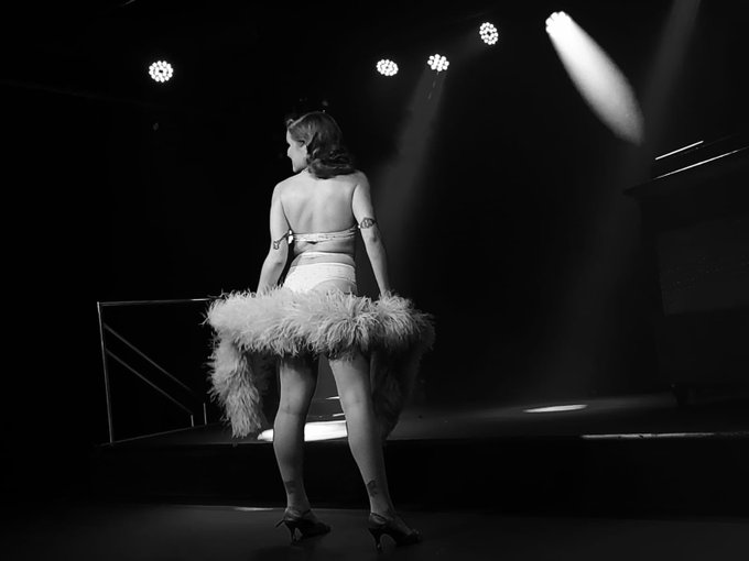 Wanna see me lower this feather boa&hellip;? 😇 Come to see the show. 😘  Kesytt&ouml;mienKabaree - HKI 5 @BarIhku<a href="/tag/burleski"class="tags"><span>#burleski</span></a><a href="/tag/burleskiasuomessa"class="tags"><span>#burleskiasuomessa</span></a>