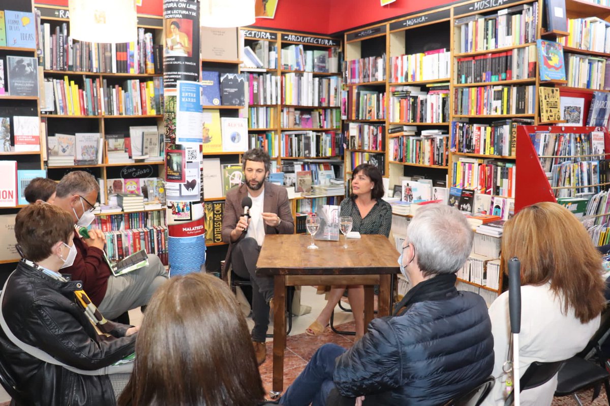 unetxeba's tweet photo. Hemos presentado ‘Mientras no llueva’ en @LibreriaCamara con @CantalapiedraM. Ha habido mucha gente y no conocíamos a ninguno 😉. Gracias a todos!! Ha sido un gustazo!!! https://t.co/lMPzCuMJAX