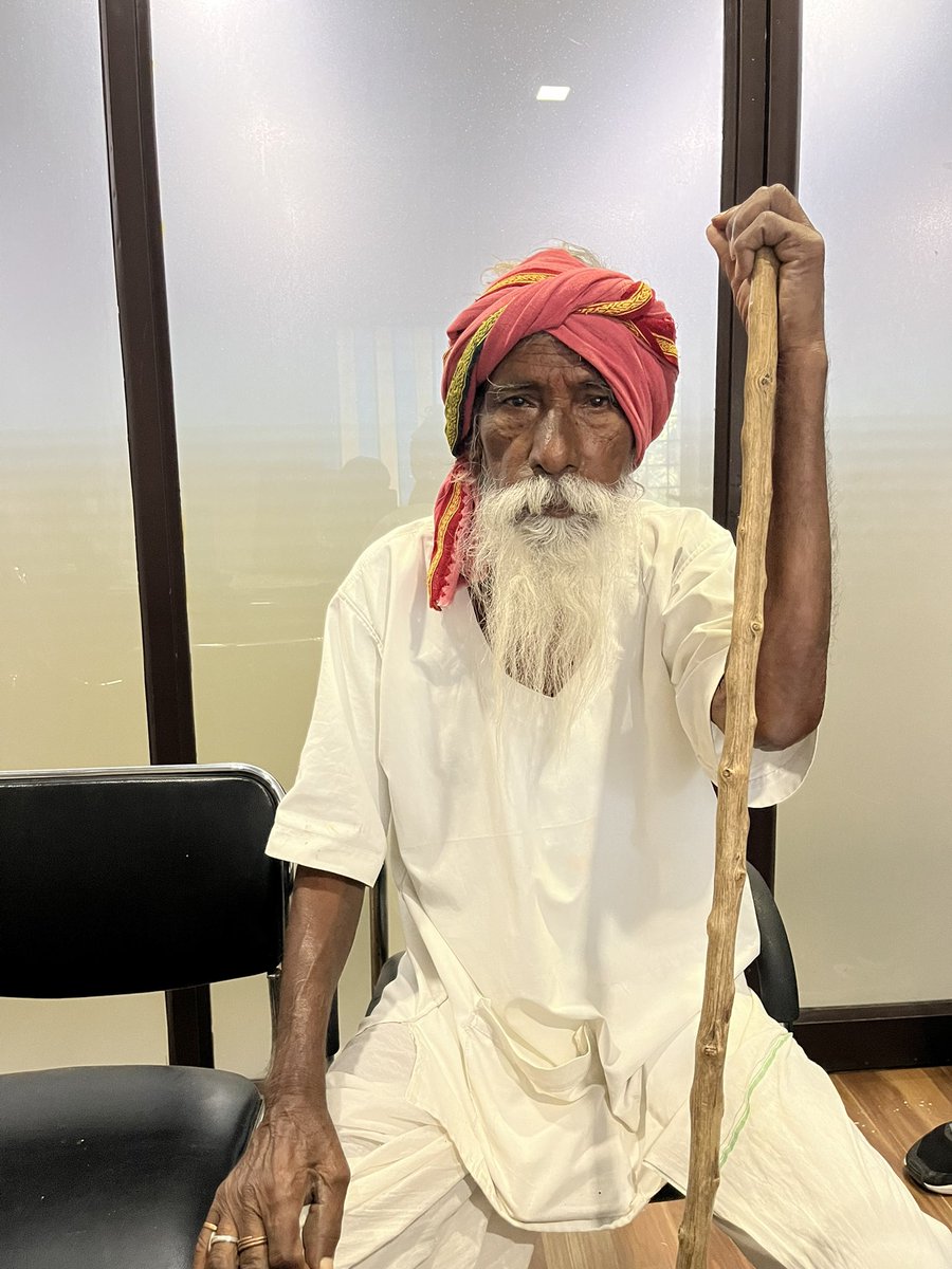 TeenmarMallanna's tweet photo. కాసేపట్లో అసెంబ్లీ లో రాజ్యసభ స్థానానికి స్వాతంత్ర్య అభ్యర్థిగా  నామినేషన్ దాఖలు చేయడానికి వస్తున్న చిన్నమాసయ్య (85 )… వెంట తీన్మార్ మల్లన్న టీం #Rajyasabha #Elections2022 #Chinnamasaiah #Independent @QGroupMedia7200 @KVishReddy @BJP4Telangana @INCTelangana https://t.co/Vi1QGP3MSA