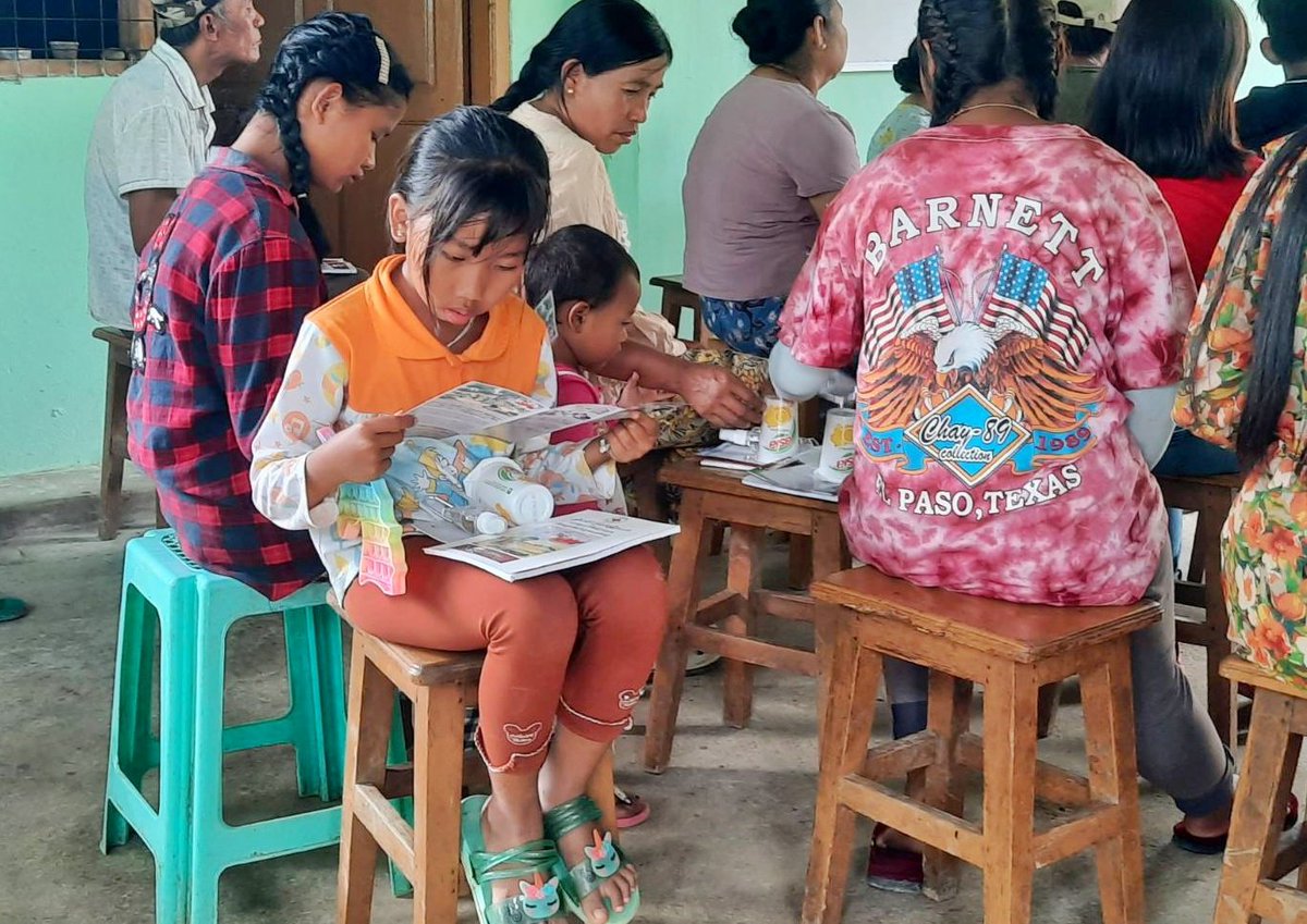 MyanmarRedCross's tweet photo. Our RCVs from #Kunlong #NothernShanState keep raising mine awareness to the communities recently. https://t.co/WteemhbLF0