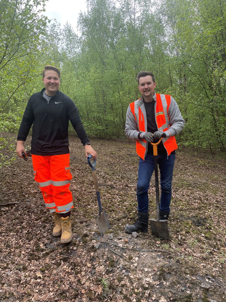 MurphyGroup1951's tweet photo. Well done to our Murphy colleagues who used part of their #GivingBackDays to plant an impressive 135 Oak tree plugs in a secluded part of Colliers Moss Woodland in support of the Mersey Forest #MoreToMurphy #OneMurphy #ClimateAction https://t.co/rrUf5cREnE