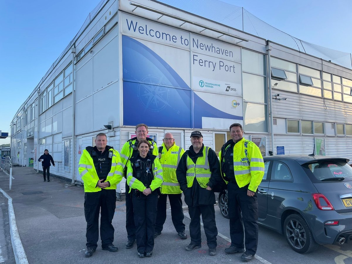 TVP_RuralCrime's tweet photo. The #TVPRural Taskforce have conducted a joint Op. with #SussexPolice &amp; #NAVCIS at Newhaven Port. Over 200 vehicles checked: 1x arrest drug possession; 2x reported no insurance; 1x seizure no TAX; 2x tickets issued no MOT. #P0076 🚚🚙🚔👍 https://t.co/h0C0SEOPWG