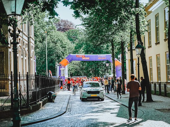 Wat een dag! Gister de kick-off van <a href="/LaVueltaHolanda/">La Vuelta Holanda</a> Ons peloton trok van Breda naar Utrecht. Benieuwd wat t/m 21 augustus allemaal te doen is? Check: lavueltaholanda.com #vamos