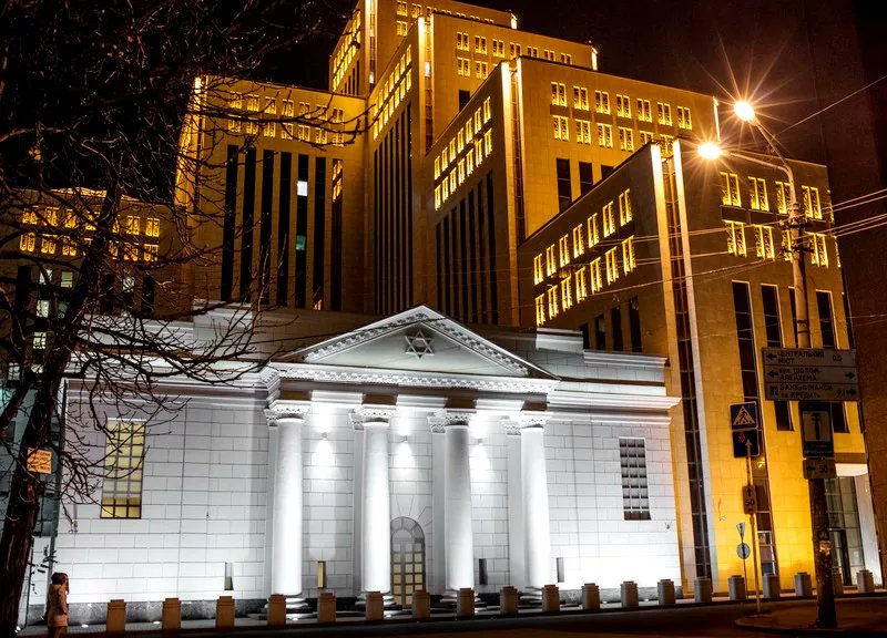 <a href="/GrBocha/">Григорий🇷🇺</a> "Азов" пешки. ХАБАДники не должны соскочить, вот главное. Судя по тому, что пейсы перестали наезжать в Москву, ВВП их послал и спрашивать будет по взрослому. А ключ ко всему Днепропетровск, там у них гнездо и там всё закончится.