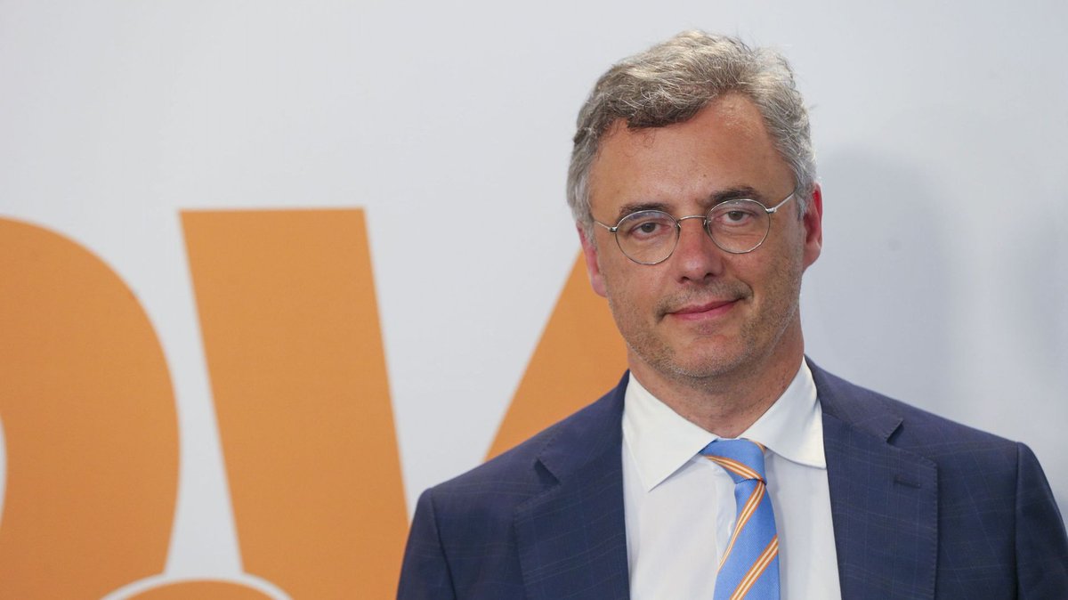 Le sondage "De stemming" du <a href="/destandaard/">De Standaard</a> &amp; de la <a href="/vrtnws/">VRT NWS</a> a secoué la semaine et fait démissionner <a href="/joachimcoens/">Joachim Coens</a>. Les sondages, outil d'information… ou d'influence? Rdv à 8h30 dans Les Décodeurs <a href="/ldcRTBF/">Les Décodeurs RTBF</a> av <a href="/mverbergt/">Matthias Verbergt</a> du Standaard et <a href="/rihoux_methods/">Benoît Rihoux - @benoitrihoux.bsky.social</a> (<a href="/UCLouvain/">uclouvain</a>) sur <a href="/lapremiere/">La Première</a>