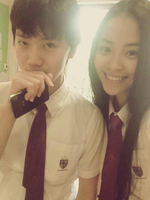 Namcin_'s tweet image. กำลังหาอ่านเกี่ยวเพื่อนเตนล์ที่ไทย แล้วเจอพริมมี่เพื่อนเตนล์ตั้งแต่สมัยเรียนชบร เด็กอินเตอร์เค้าคีพคสพกันเก่งจังวะ 😭 อยากเห็นเตนล์รียูเนี่ยน hangout กับเพื่อน ๆ บ้าง