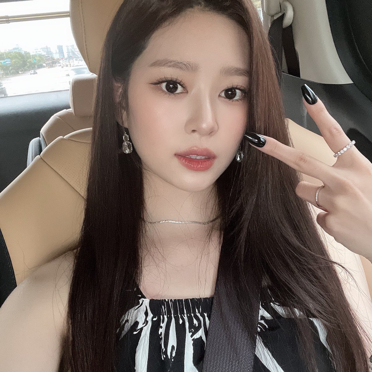 [220513] 🦊🫧 2:55 PM

[📸]
[📸]
: i attended an event!
: i didn’t know fans would be there but it feels great
: ❤️