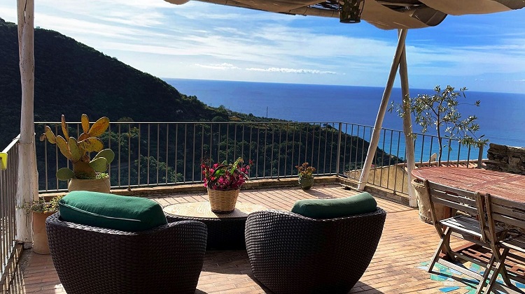 SonoitaliaInfo's tweet photo. #Urlaub in #Kalabrien: Im nachhaltigen #Albergo #Diffuso #EcoBelmonte wohnen, die Gastfreundlichkeit der Einheimischen erleben und die herrliche Landschaft und den Charme von #Belmonte #Calabro genießen. 👉https://t.co/29RHwlwjrI @TurisCalabria @CiaoNico https://t.co/vRIu9LlQJn
