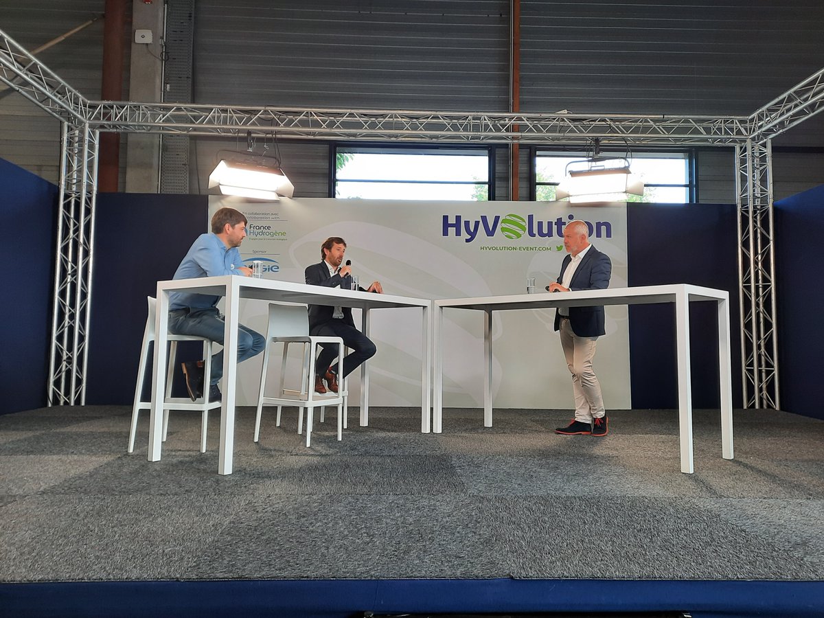 Très fier de la présence des entreprises vendéennes au salon <a href="/HyVolution/">Hyvolution</a> et sur le stand des <a href="/paysdelaloire/">Pays de la Loire</a> ! Bravo pour leurs avancées sur l’#hydrogène, que le <a href="/DepVendee/">Département Vendée</a> soutien avec conviction pour construire un avenir durable et désirable