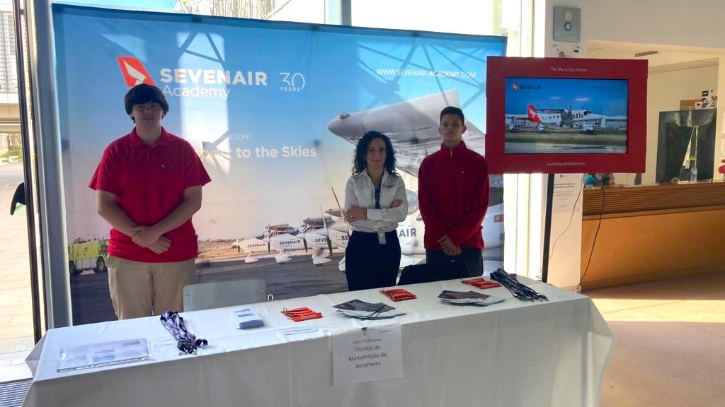 SevenairAcademy's tweet photo. Dia do Ensino Profissional no Agrupamento de Escolas  Frei Gonçalo de Azevedo onde temos uma parceria, também envolvendo a Câmara de Cascais, há 4 anos e que oferece curso de formação profissional,  12º ano e curso de TMA — Técnico de Manutenção de Aeronaves (A1). #cascais https://t.co/1pQOs712z6