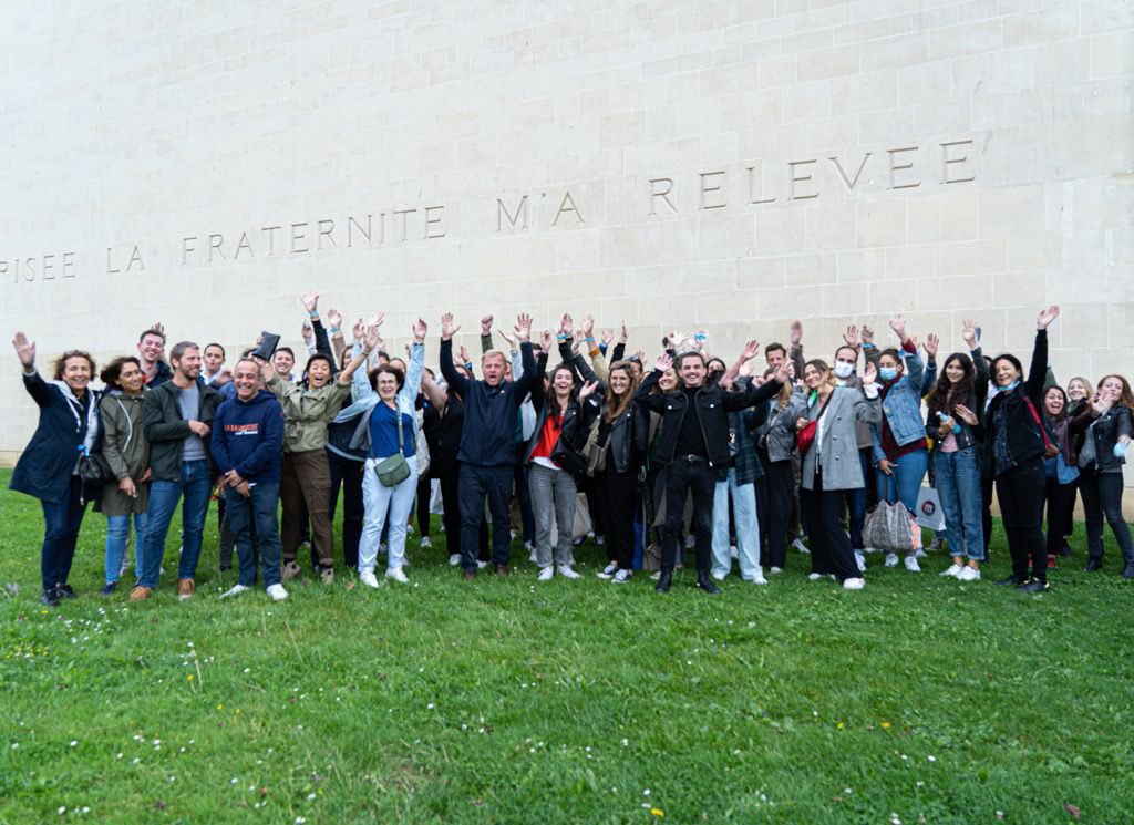 EnsembleS vivons nos vies, soyons des catapulteurs d'#optimisme, des ambassadeurs de bonne humeur. Aves des équipes hors du commun, cueillons les fruits du #collectif pour oser grandir pour servir l'avenir. Parce qu'ensemble, Un possible sera toujours français. #FranceUnie.