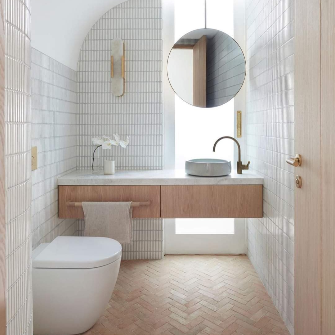 We've reached the finish line: the weekend is here!
Sharing this beautiful bathroom today because the combination of straight lines &amp; curves is just perfect...
🤍
#atlantic_complete_collection 
#atlanticbk
#atlantictilegallery
#northdevon
#interiordesign
#home