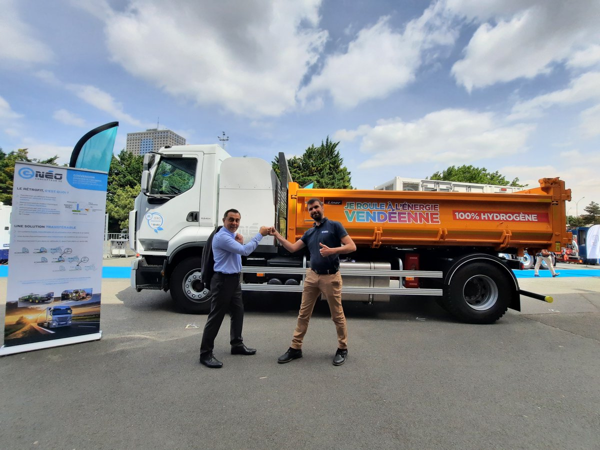 Salon <a href="/HyVolution/">Hyvolution</a> 
<a href="/jeremy_cantin/">Jérémy</a> et l’équipe d’e-Néo ont présenté leur camion-porteur #hydrogène 19 tonnes : 
environ 300 km d'autonomie, 
4 réservoirs stockant 4,2 kg d’hydrogène <a href="/Lhyfe_hydrogen/">Lhyfe</a> à 700 bars
#retrofit d’un camion de 9 ans
Au service du <a href="/DepVendee/">Département Vendée</a>