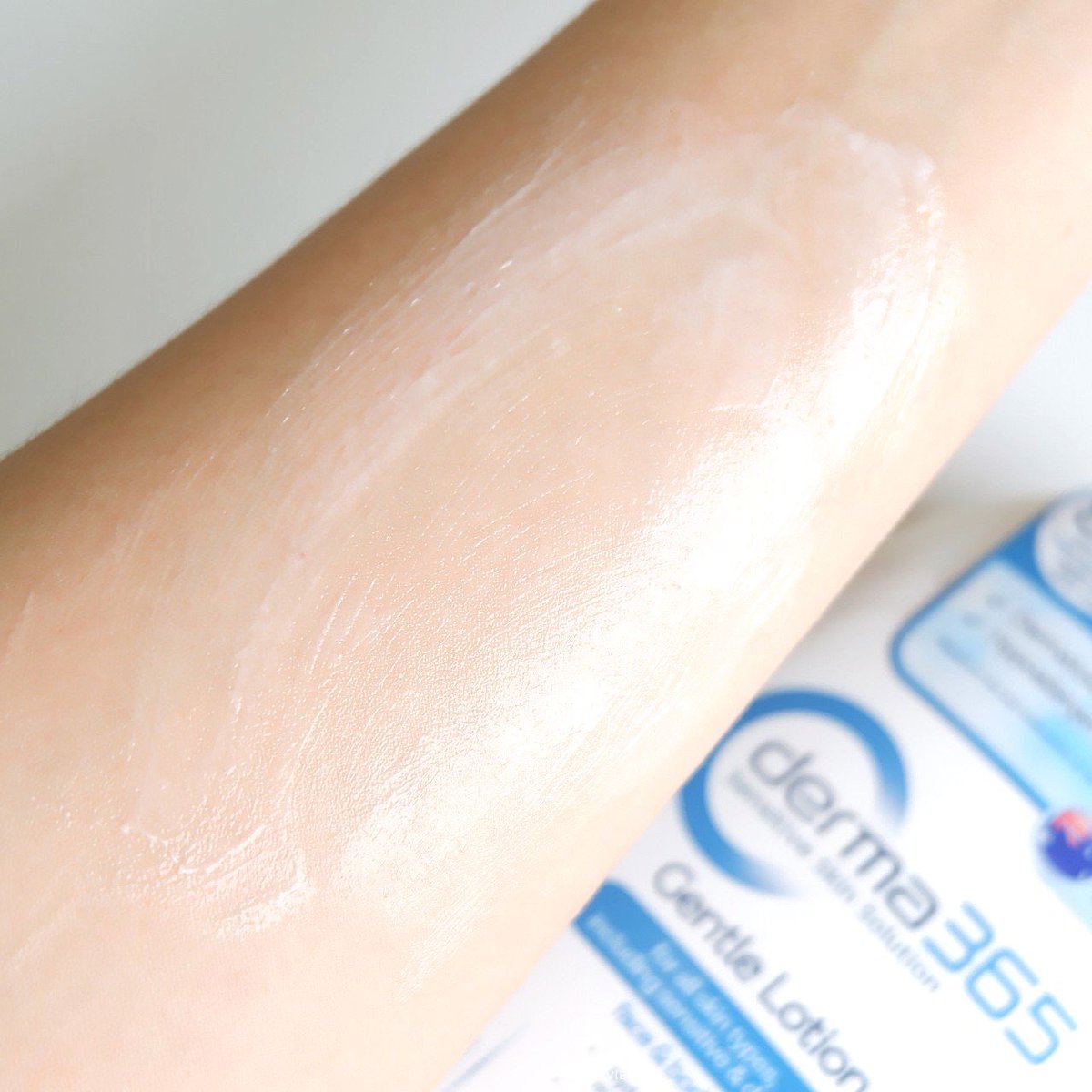 memayerr's tweet photo. ถ้าบอกว่ากำลังเห่อคู่นี้ก็คงไม่ผิด #Derma365 Gentel Cleanser กับ Lotion คู่หูปลอบประโลมและช่วยเสริมความแข็งแรงให้ผิวที่หยิบใช้บ่อยมาก มีส่วนผสมของข้าวโอ๊ต นำเข้าจากออสเตรเลีย ผ่านการทดสอบจากแพทย์ผิวหนังแล้วใช้ได้กับทุกสภาพผิวและใช้ได้ทั้งตัวเลย ชอบมาก! #ใช้ดีบอกต่อ #365หน้าไม่แพ้ https://t.co/WljlZdDY4B