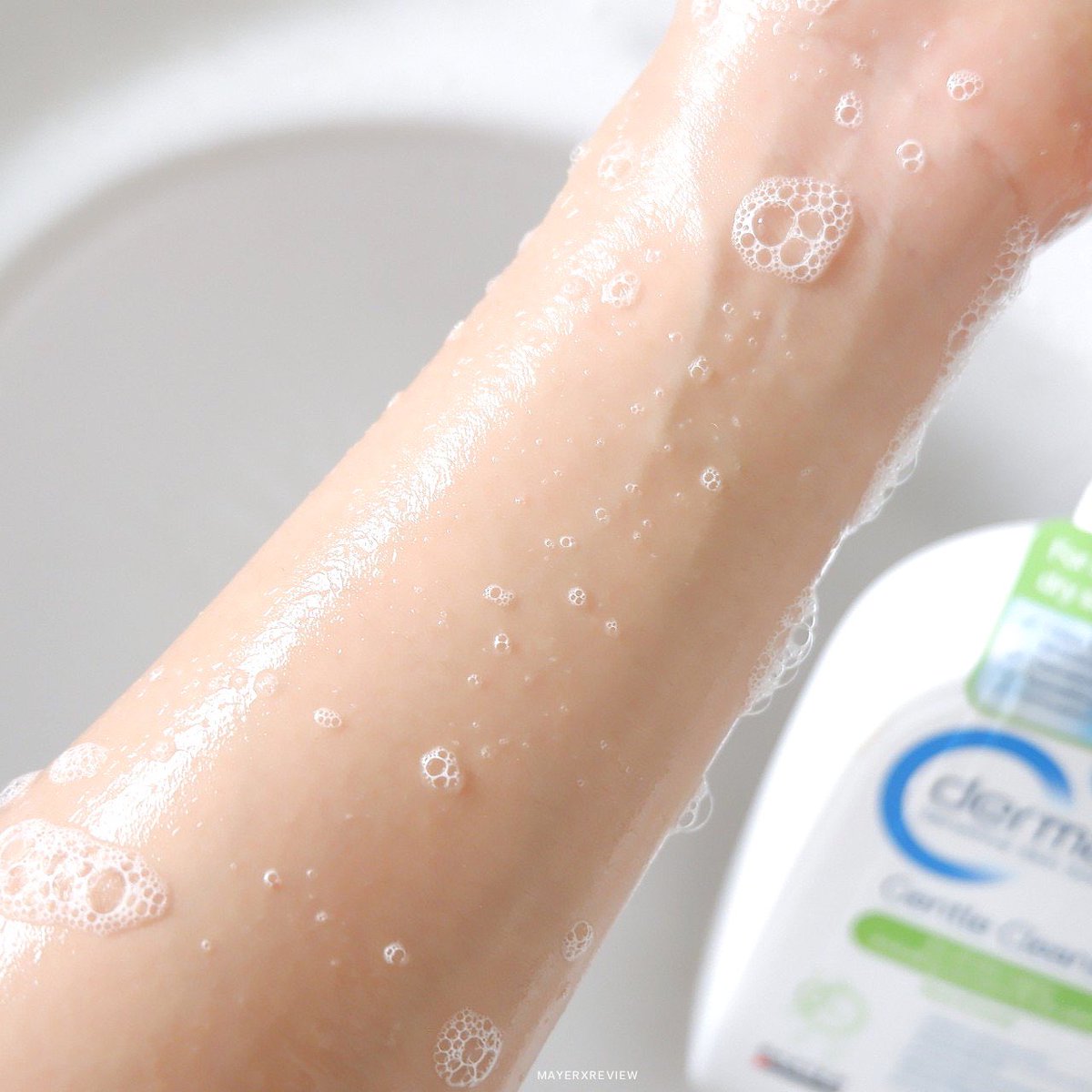 memayerr's tweet photo. ถ้าบอกว่ากำลังเห่อคู่นี้ก็คงไม่ผิด #Derma365 Gentel Cleanser กับ Lotion คู่หูปลอบประโลมและช่วยเสริมความแข็งแรงให้ผิวที่หยิบใช้บ่อยมาก มีส่วนผสมของข้าวโอ๊ต นำเข้าจากออสเตรเลีย ผ่านการทดสอบจากแพทย์ผิวหนังแล้วใช้ได้กับทุกสภาพผิวและใช้ได้ทั้งตัวเลย ชอบมาก! #ใช้ดีบอกต่อ #365หน้าไม่แพ้ https://t.co/WljlZdDY4B