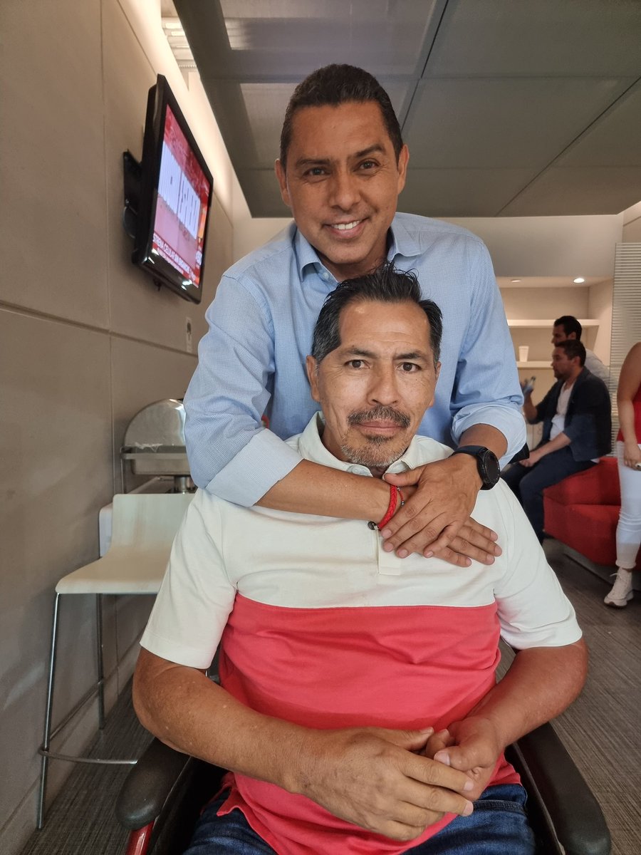 RamonMorales11's tweet photo. Con mi maestro
@bgalindo58
@Chivas https://t.co/U5orVG6J7j