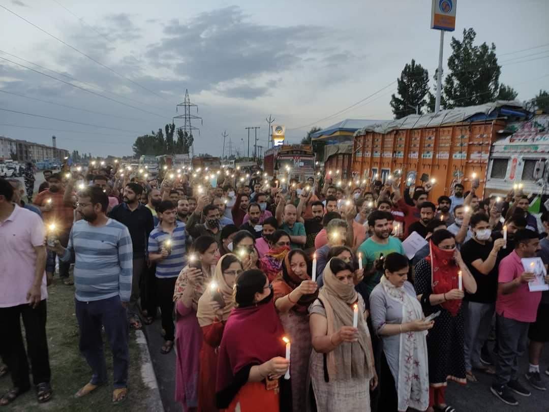 dontt__know's tweet photo. India 4 Kashmir condemns the brutal murder of Rahul Bhat, a Kashmiri Hindu who shot was by the Terrorists. Our Genocide continues in this 'secular' republic where condition of Hindus is akin to a third class citizen. #KashmiriPandits are protesting. Never forget, never forgive. https://t.co/QY0bZtWTWZ