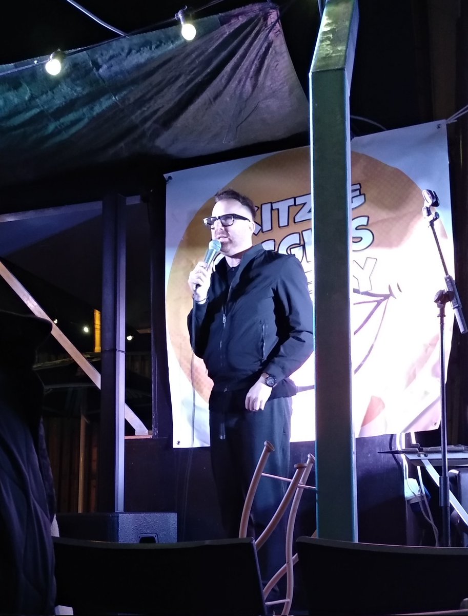 1xWaters's tweet photo. No better man than @thejasonbyrne to entertain the people on the top deck of a  @GoAheadIreland #45A bus and bring a little bit of Ballinteer to Ballybrack. Fun night at The Yard with your conductor @ComedyGildea https://t.co/PsOh92OYtY