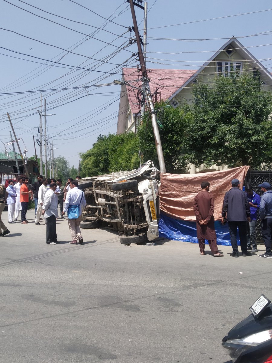 xpo3t's tweet photo. Unfortunately, today in the morning accident took place at Nigeen which led to disruption of electricity due to damaged electric pole. Thankfully, No loss of lives. Intervention is needed by @Traffic_hqrs @KPDCLOfficial @pddjkofficial @JmuKmrPolice @JkptclK
Location: Nigeen Club https://t.co/juaRkwYjOP