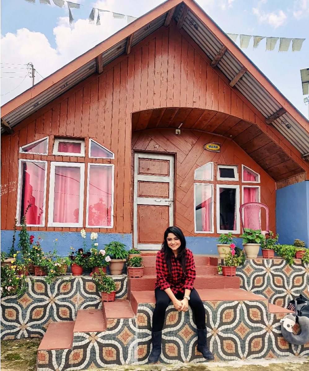 sayantani8's tweet photo. কত ফুলের গন্ধে মোর মন মাতায়....
#traveldairies #metime #travelphotography #northbengal #jhandi https://t.co/d89SEbbuJu