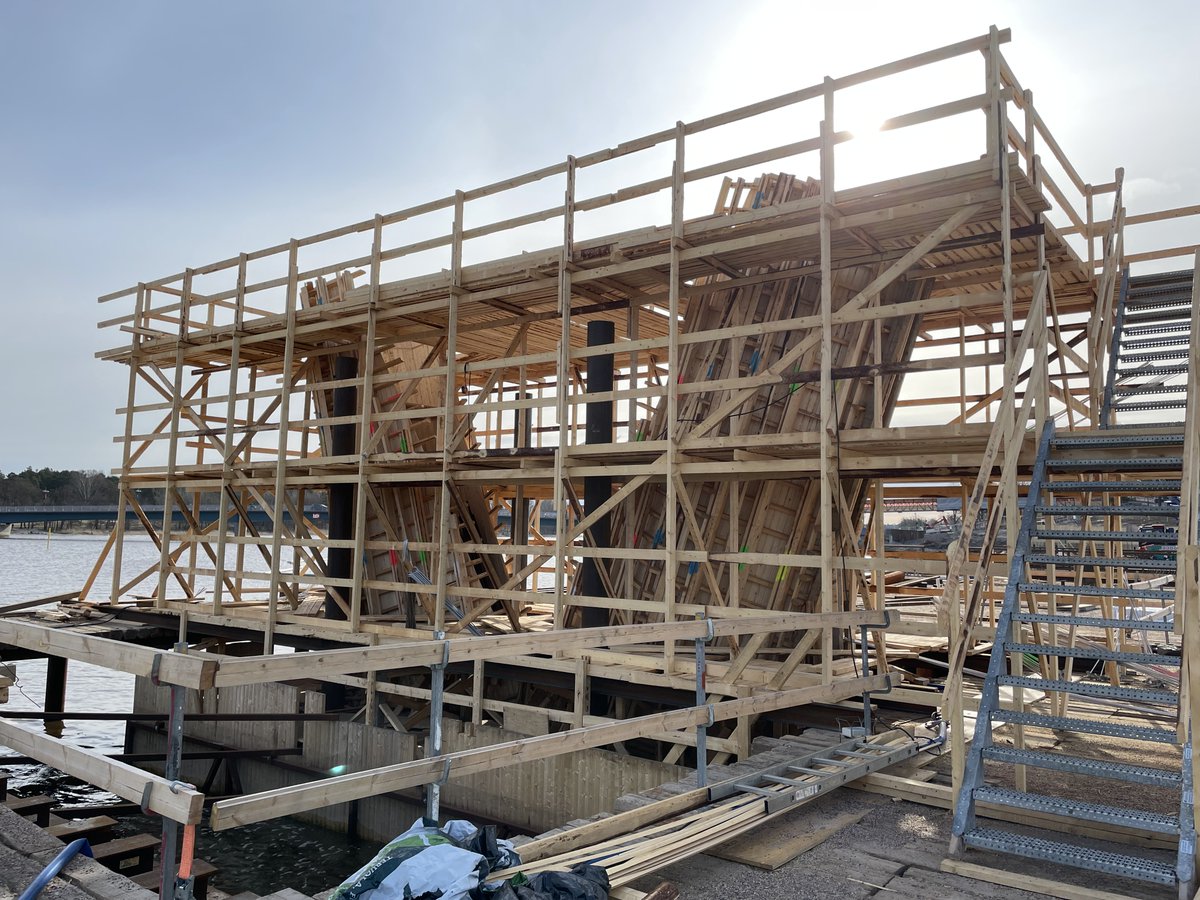 Finkensillan työt on edenneet merenpinnan yläpuolisiin rakenteisiin ja kuvassa sillan välituen muotitus. Sillalla on yhteensä kuusi V-mallista välitukea.