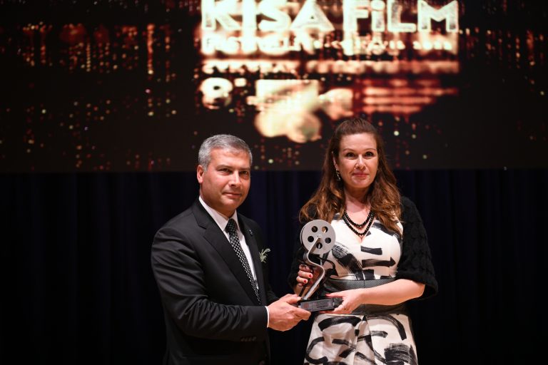 erbaygulmenajer's tweet photo. Zeynep Gülmez'e 8. Sakarya Kısa Film Festivali kapsamında Sinema Onur Ödülü takdim edildi. @Zeynepgulmez27 https://t.co/0Ee4aRX3jY