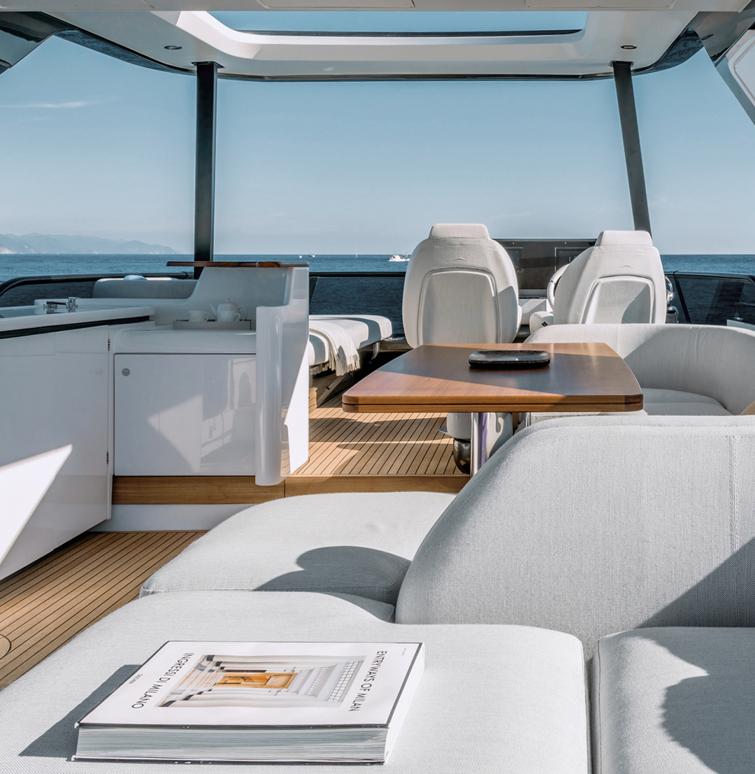 Your guests won't desire to get off. A venue for fiery weekends with friends and a place to create family memories. With Fly 68, you can choose between 3 #layouts that express your way of living on board; unique solutions for fast and exciting #boats. azimutyachts.hk/en/azimut68.ht…