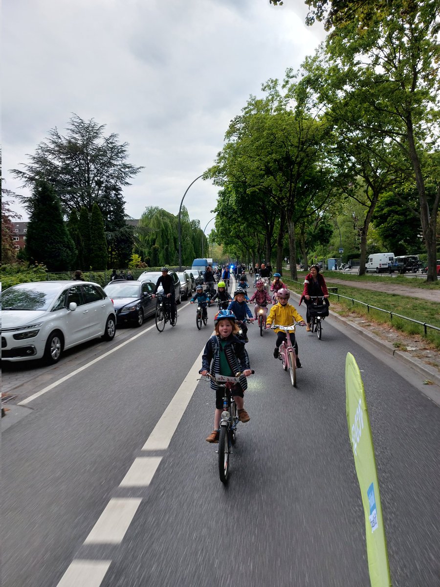 Erster #Biscibus fährt durch Hamburg! Mit viel Spaß, gehts sicher zur Schule für die Kinder. 🥰 Heute und nun jeden Freitag gehts zur Schule Rothestraße in Ottensen. #BicibusHH nord.vcd.org/bicibus
