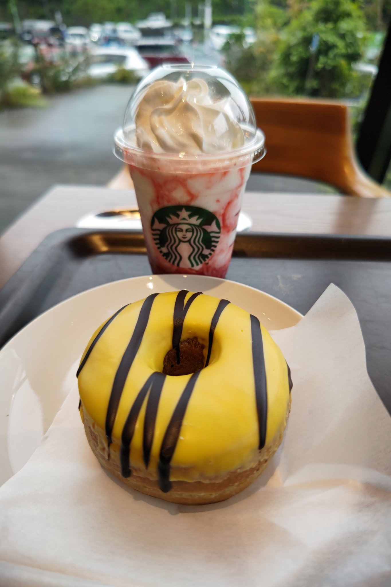 カブクイ Starbucks ストロベリーフラペチーノ バナナクリームドーナツ 可愛い店員さんに薦められてドーナツ付きの一服 ー Y 今年も一番好きなスタバでストロベリーフラペチーノしとります 旨いね ドーナツ カフェ Caffe スタバ 珈琲