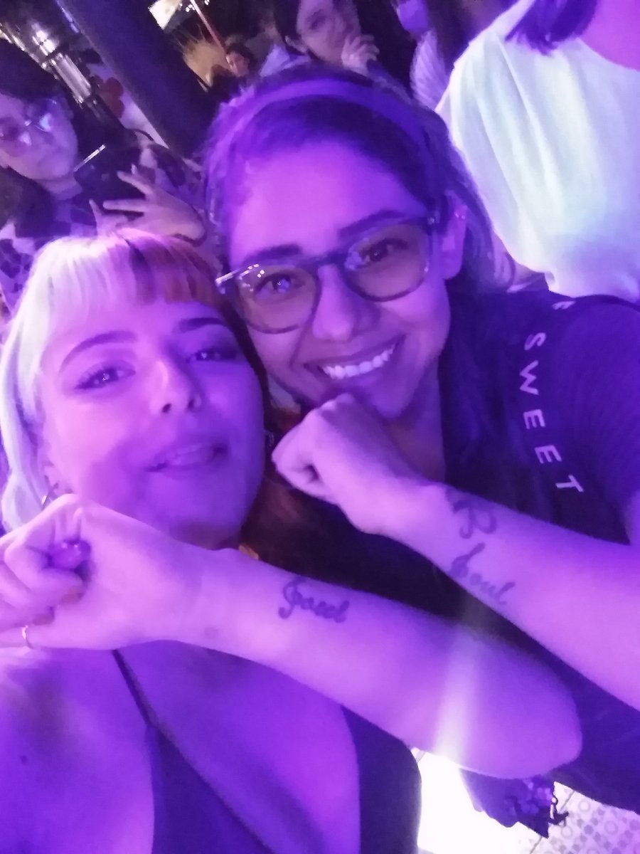 LiaSerrano89's tweet photo. Cuando le dije a Alba que mi tatuaje fue por ella me respondió que ya lo había visto por aquí, hoy fue la noche más feliz de mi vida #AlbaShowcaseMX  @_albxreche haciendo sueños realidad #AlbaRecheEnMexico https://t.co/cC6Lzzt142