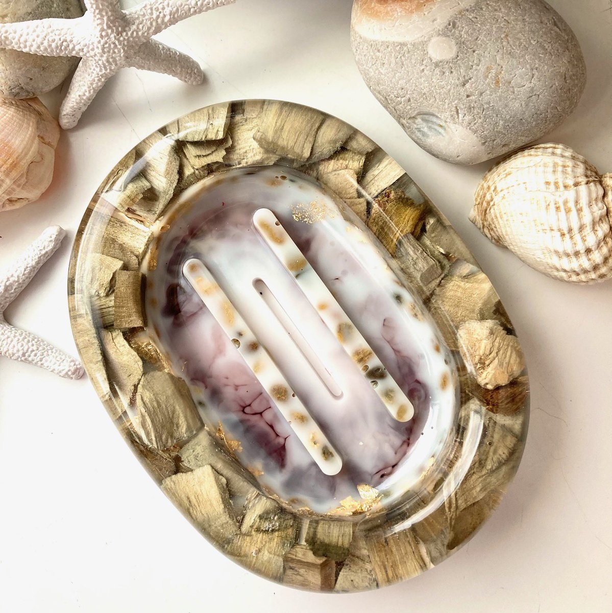 UdesignsM's tweet photo. Morning, This resin dish, is made with wood chips, with a hint of gold foil and transparent white pigment, giving it an organic looking design, love the way the wood chips appear around the edges. https://t.co/7XWSFSIcpf #EarlyBiz #UKMakers #onlinecraft #MHHSBD #etsyfinds https://t.co/vNwiO3Teq8
