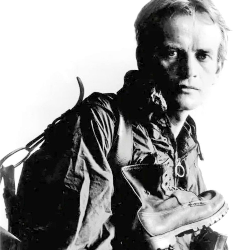 Letnapark's tweet photo. Des Menschen wahre Heimat ist nicht das Haus, sondern der Weg, und das Leben selbst ist eine Reise, die zu Fuß zurückgelegt werden muss.
Bruce #Chatwin *13.5.1940 Sheffield – 18.1.1989 Nizza
For life is a journey through a wilderness.
@_s_fischer https://t.co/NT8IUh5PgC