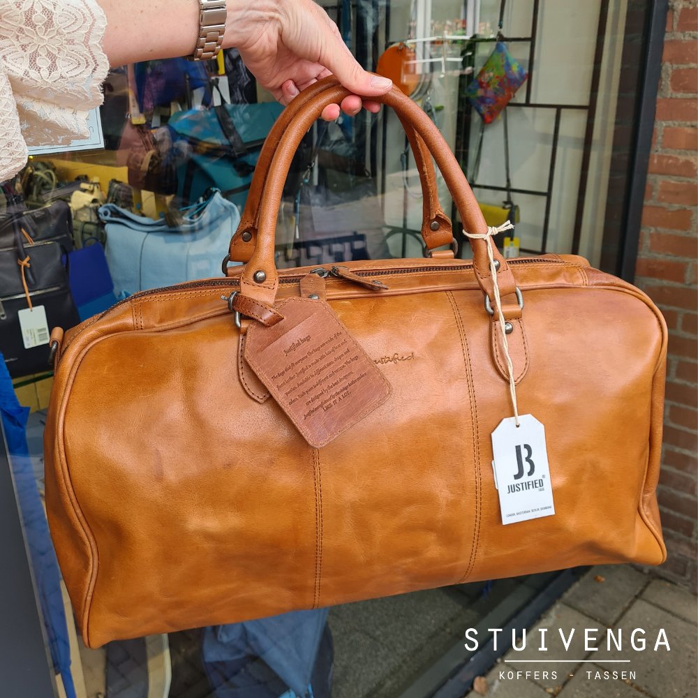 Zó mooi 😍😍 Een leren reistas wordt alleen maar mooier bij gebruik... Dus heel veel reizen met deze prachtige tas ✈️🚗🚄⛱️
#tas #lerentas #lerenreistas #reistassen #reizen #travelinstyle #leer #echtleer #webshop #winkel #Delft #Stuivenga #leather #leatherbags #bag #bags #travel