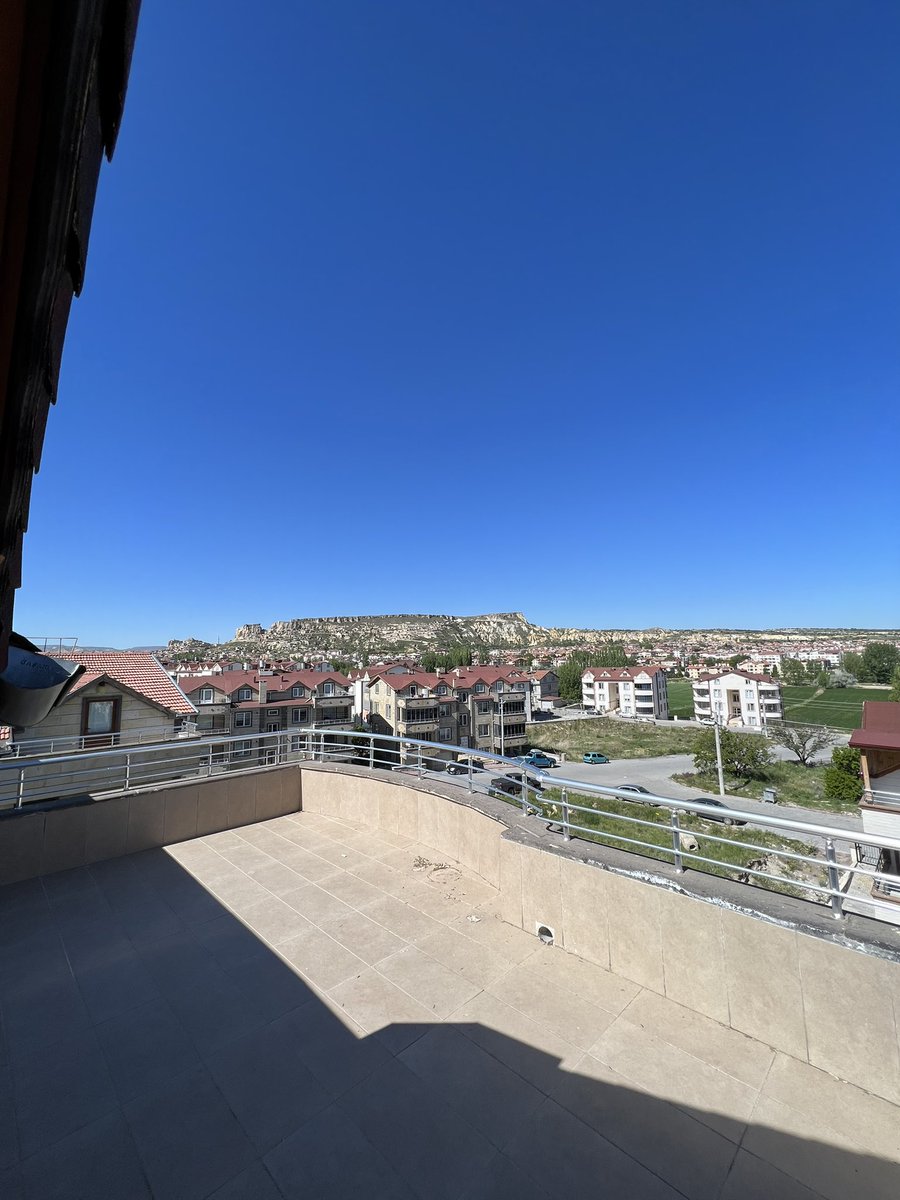 Rakı masasının ve saatlerce sohbet edilerek yapılacak olan kahvaltının  kurulacağı Terastan   Günaydıınn 🧚‍♂️🌺🌻