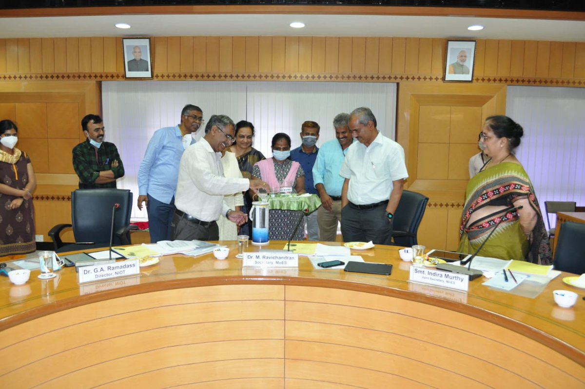 MoesNiot's tweet photo. ROSHNI a portable device developed by @MoesNiot, that makes power out of seawater electrolysis was unveiled by Secretary @moesgoi Dr Ravichandran on Technology Day at @MoesNiot.
@ESSO_INCOIS @CentreCoastal @ESSO_NCESS @ncaor_goa https://t.co/kqOwPId7D7