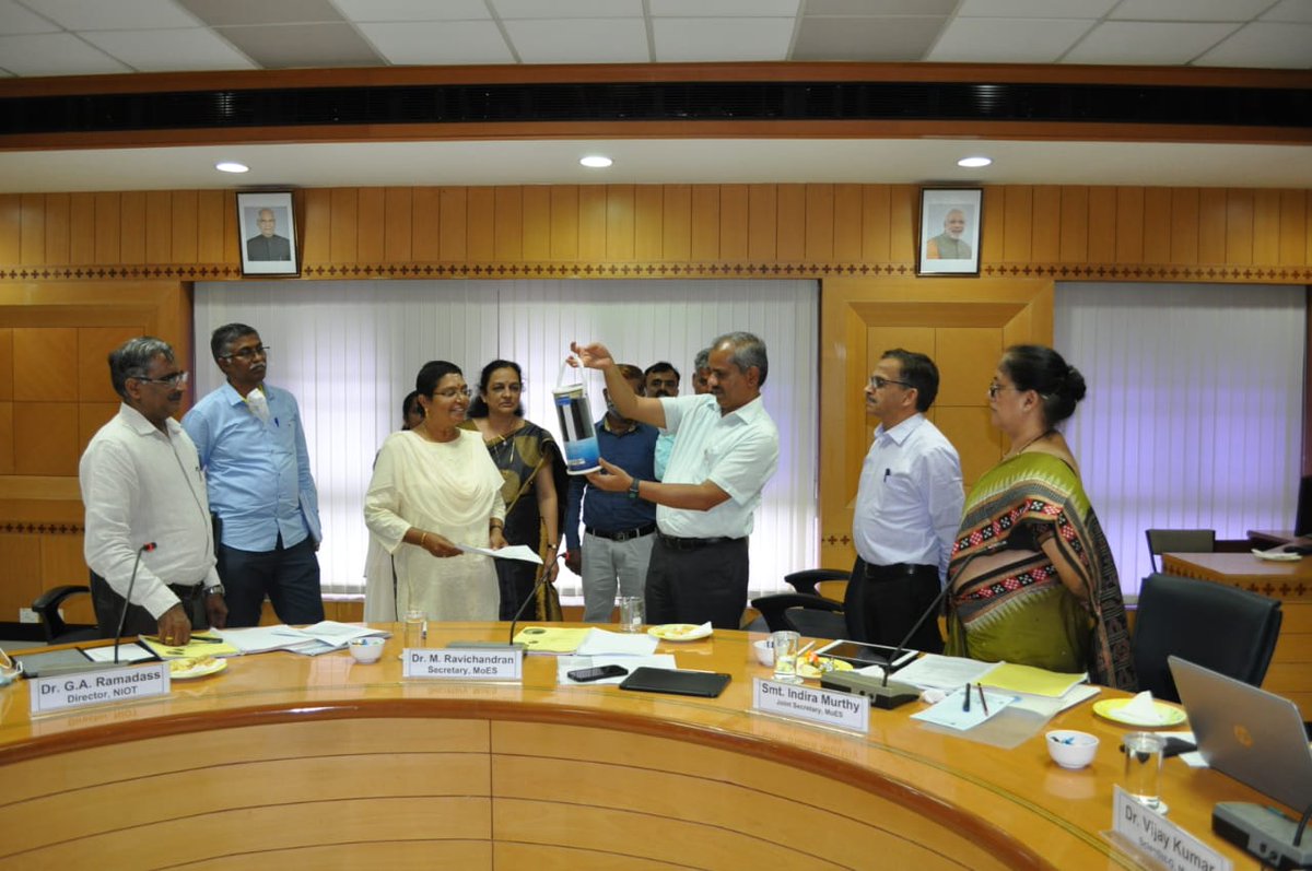 MoesNiot's tweet photo. ROSHNI a portable device developed by @MoesNiot, that makes power out of seawater electrolysis was unveiled by Secretary @moesgoi Dr Ravichandran on Technology Day at @MoesNiot.
@ESSO_INCOIS @CentreCoastal @ESSO_NCESS @ncaor_goa https://t.co/kqOwPId7D7