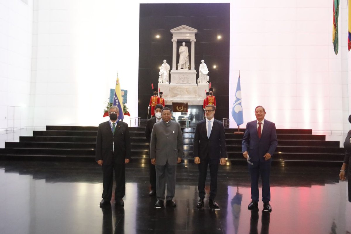 OPECSecretariat's tweet photo. #OPEC SG #HEMohammadBarkindo laid a wreath at the memorial of the liberator, Simon Bolivar, at the National Pantheon in Caracas, Venezuela. The SG paid homage alongside HE Felix Plasencia Gonzalez, Minister of Foreign Affairs, and HE Asdrúbal Chávez, President of @PDVSA. https://t.co/qUINfuoQdz